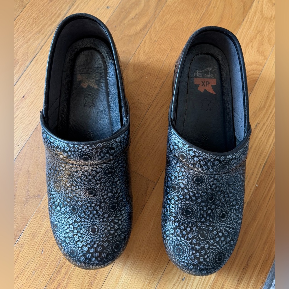 Dansko Women’s XP Black Mandala Clogs sz 39